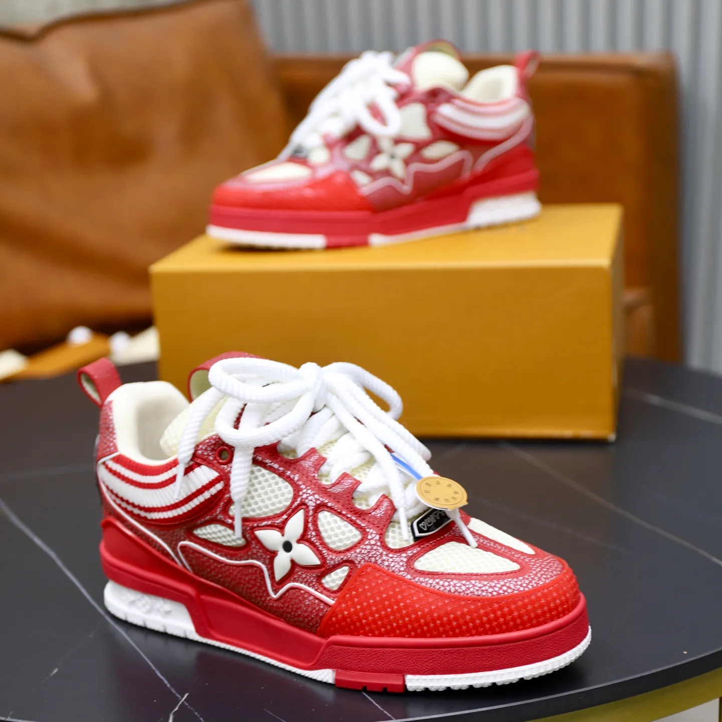 Ex-factory price: 860💰LV Couple👫Louis Vuitton TRAINER sneakers classic Louis Vuitton men's artistic director Virgil Abloh picked inspiration to create this LV Trainer sneaker. Yingze crystal inlays present a colorful effect. VS can be matched with two gorgeous effect colors. The LV letter logo badge on the tongue is gorgeous and noble. The LV letter is decorated on the side. The outsole is decorated with a Monogram flower pattern. It shows the trend of elegance and nobility! Men's and women's models: 35-46